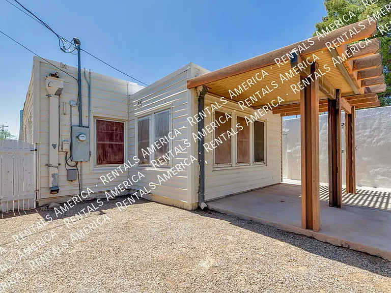 1119 E Silver St — Photo 24