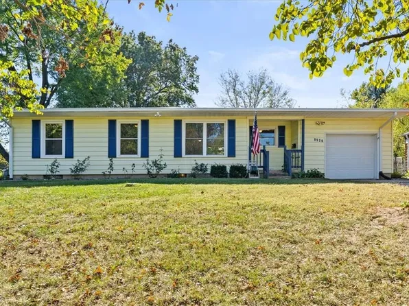 9520 Grandview St, Overland Park, KS 66212