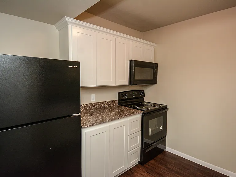 Woodlawn Apartments — Photo 20
