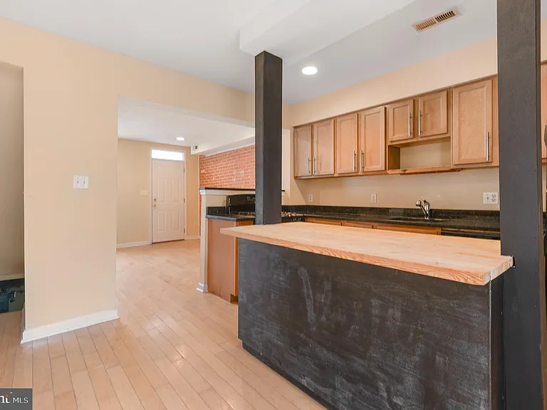 1123 W Lombard St — Photo 14