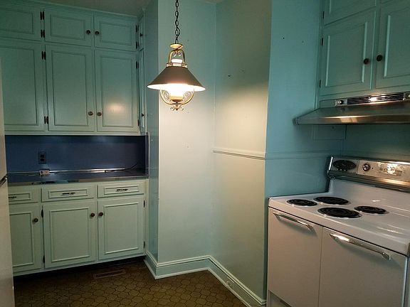 4th image of 1361 Hillcrest Ave