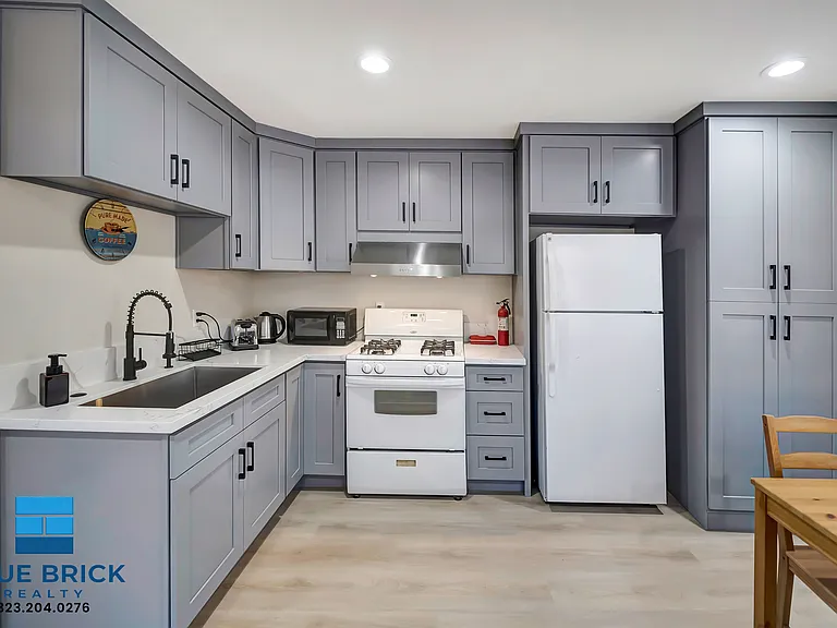 5843 Vanalden Ave — Photo 15