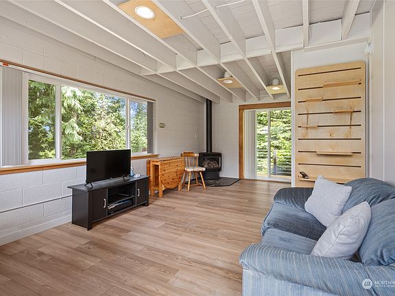 4th image of 686 W North Camano Drive
