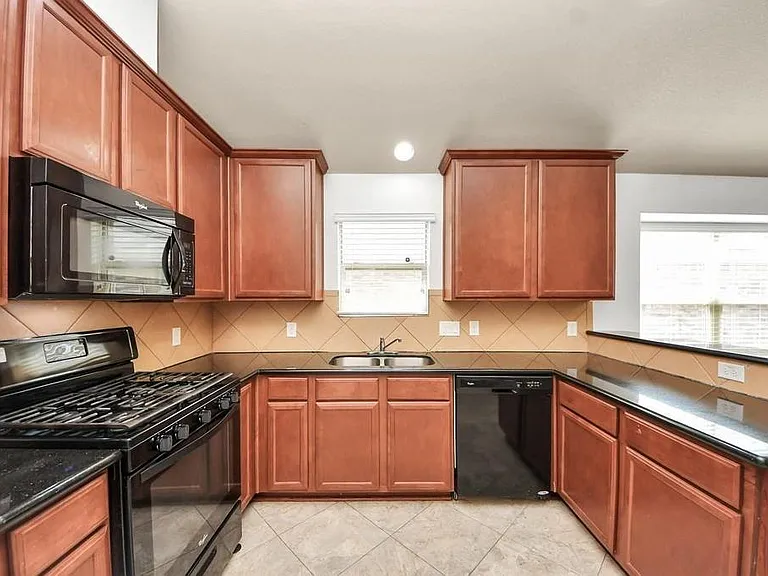 13918 Goodridge Dr — Photo 6