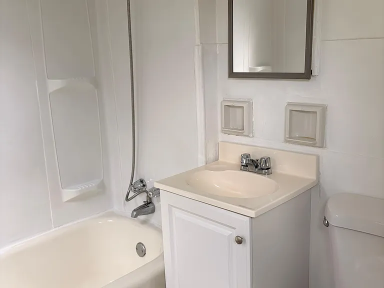 300 Sherman Ave — Photo 14
