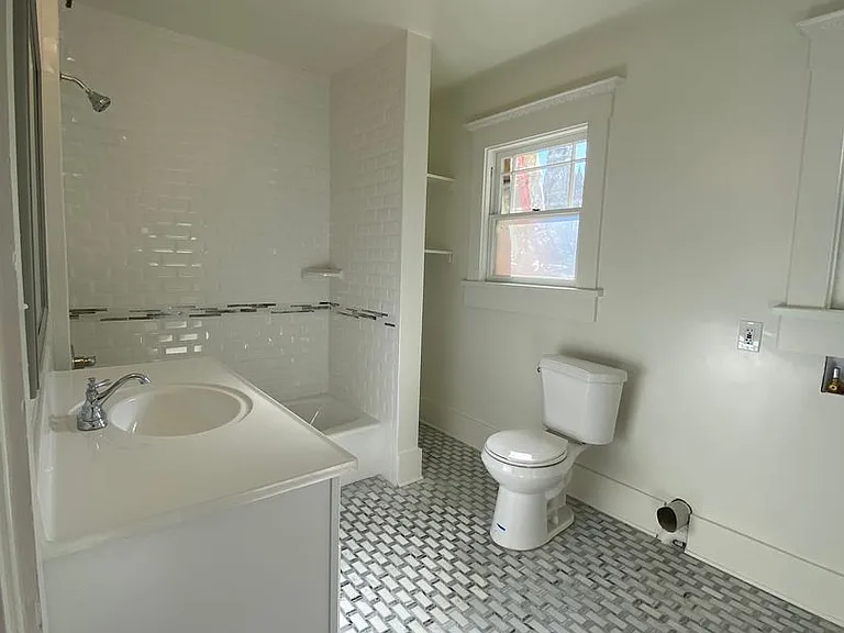 344W — Photo 19