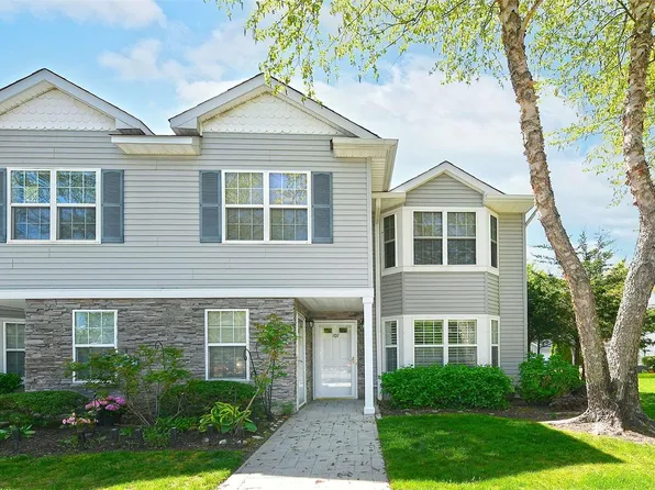 107 Maya Circle #107, Central Islip, NY 11722