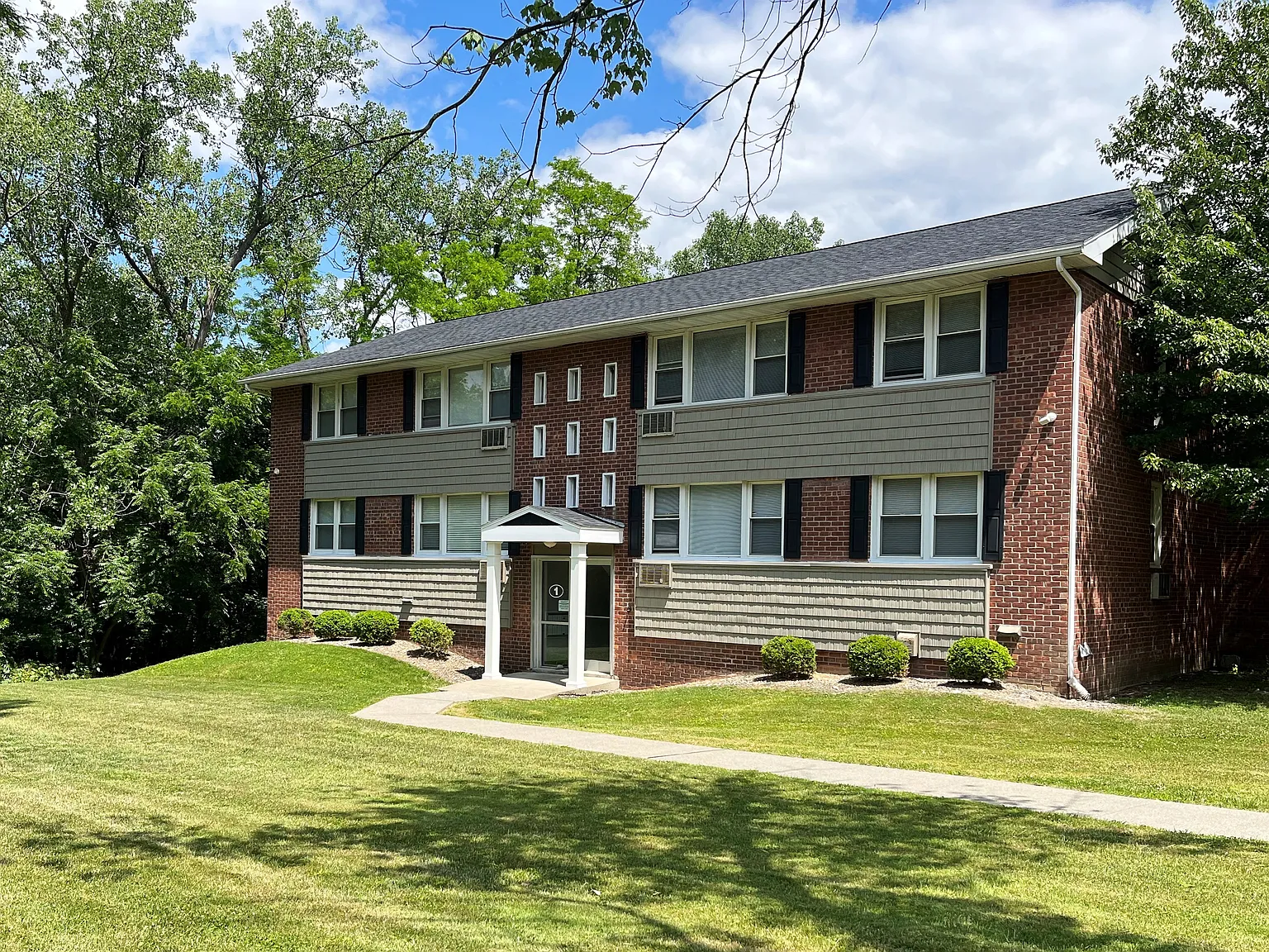 Riverhill Apartments — Photo 2