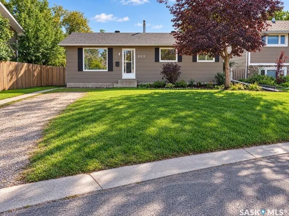 955 Holdsworth Crescent, Moose Jaw, SK S6H 6T8