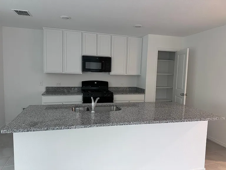 1521 Vattier St — Photo 4