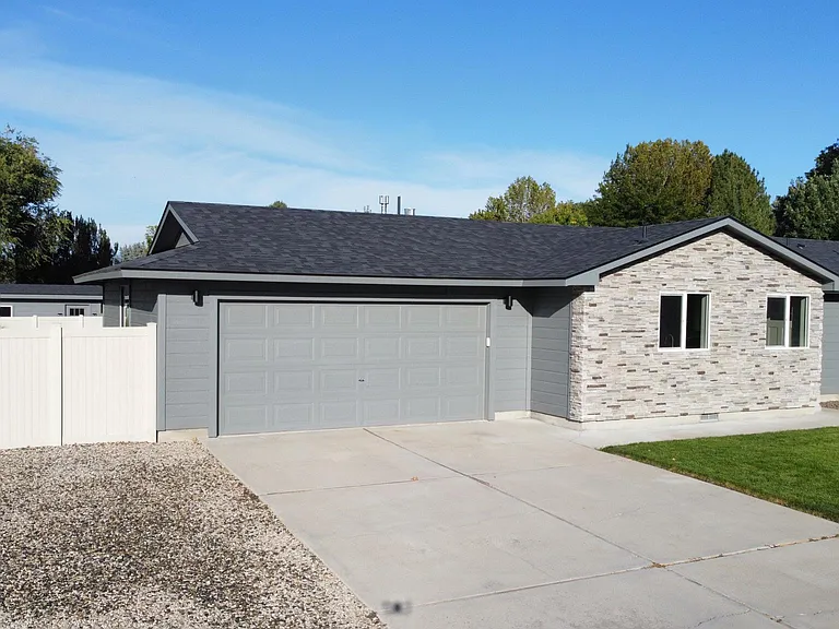 5160 S Greenacres Pl — Photo 2