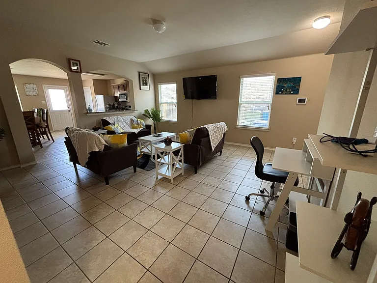 912 Platinum Dr — Photo 2