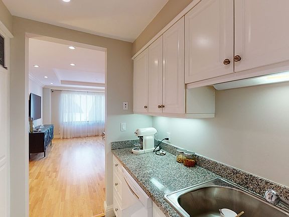 4th image of 1 Huntington Ave APT 202