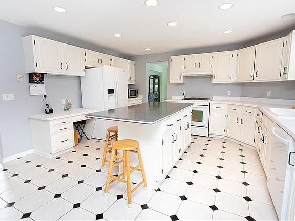 4th image of 22 Yolanda Ct