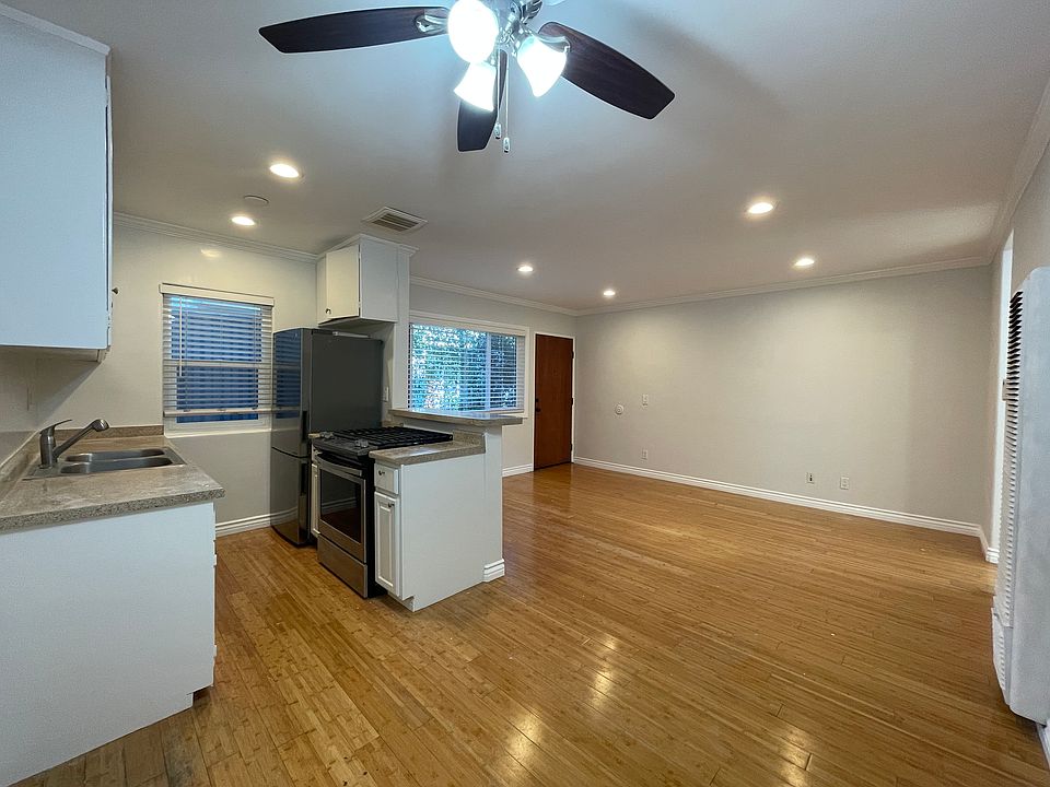 Living and kitchen area