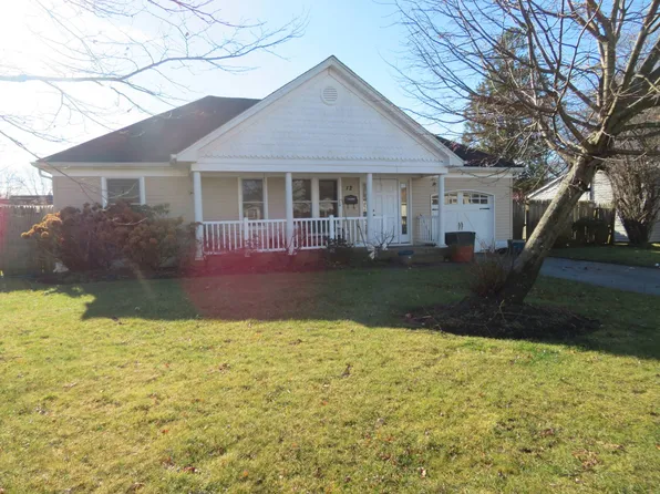 12 Willow St, Central Islip, NY 11722