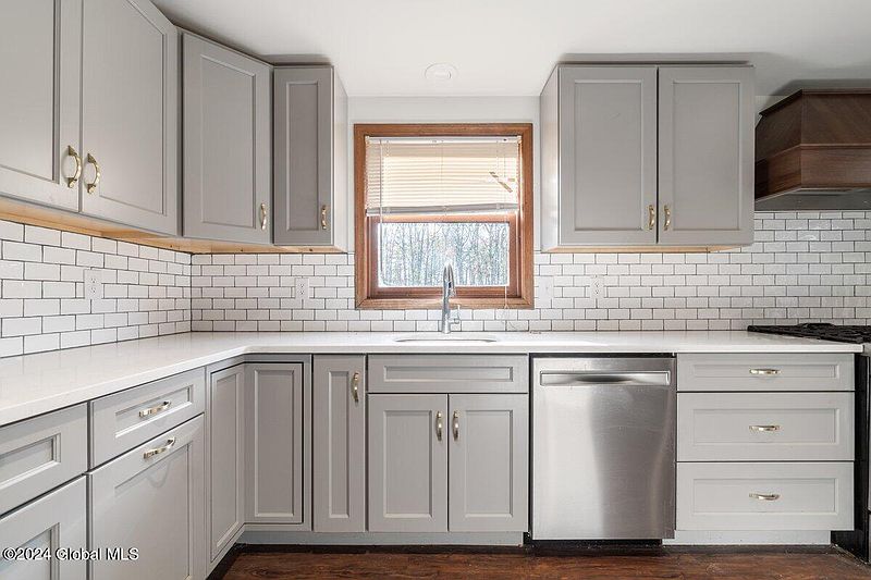 3rd image of 3429 Currybush Road