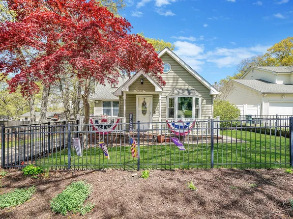 31 Beech Avenue, Farmingville, NY 11738