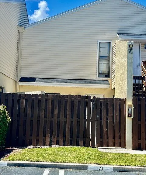 641 Executive Center Dr #P104 — Photo 2