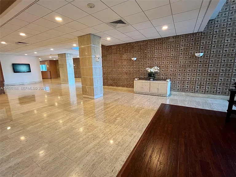 2899 Collins Ave #424 — Photo 33