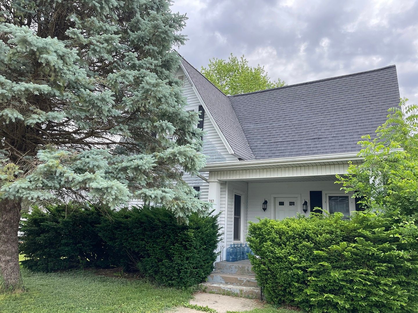 207 S Locust St, IL 61379 Zillow