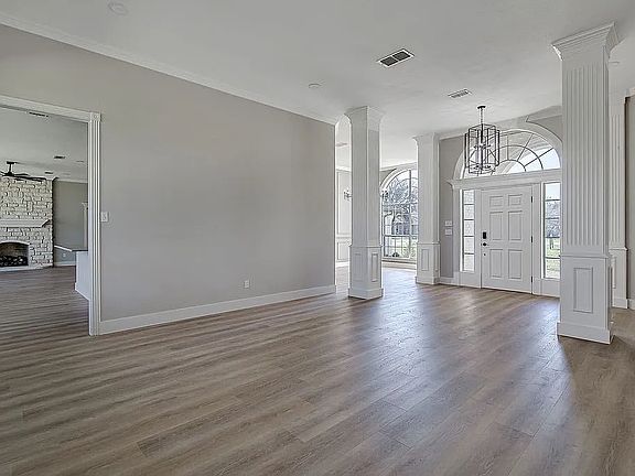 3rd image of 125 Devon Ct