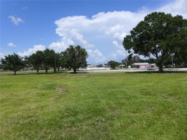 326 4th St, Eagle Lake, FL 33839