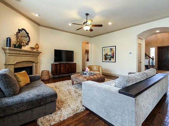 3rd image of 6904 Medallion Dr