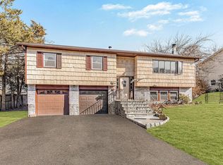 9 Round Tree Ln, Montrose, NY 10548