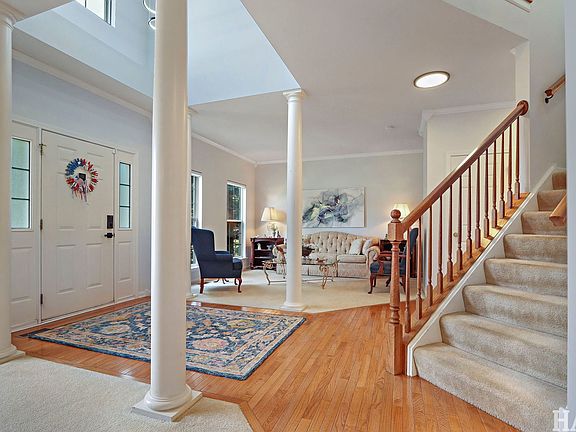 3rd image of 4570 Loyola Dr