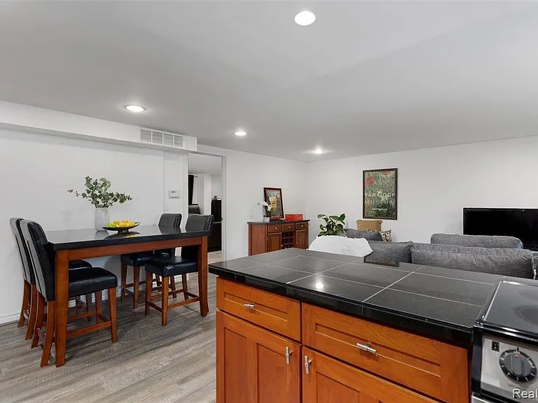450 Oak Ave #100 — Photo 8