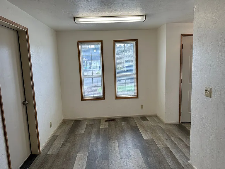 403 S 37th Pl — Photo 15