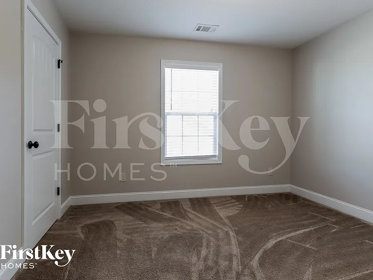 114 Colonial Ct — Photo 9