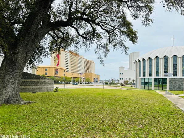 189 1st St, Biloxi, MS 39530