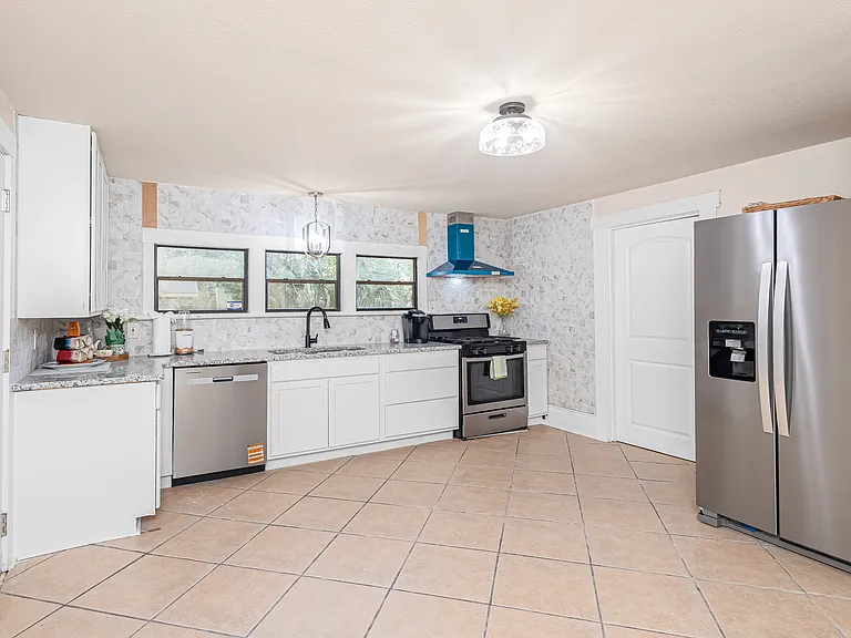 1724 E Maxwell St — Photo 19