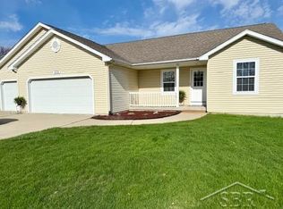8314 Goldfinch Dr, Freeland, MI 48623