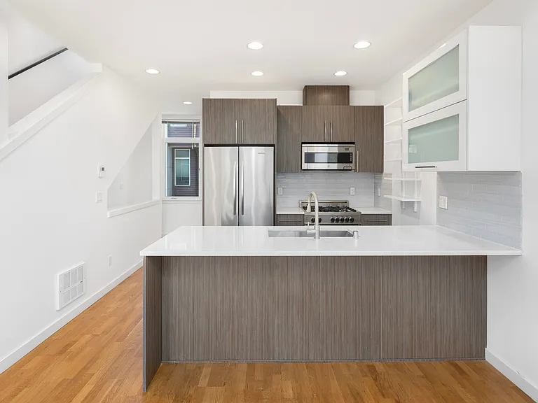 209 13th Ave E — Photo 11