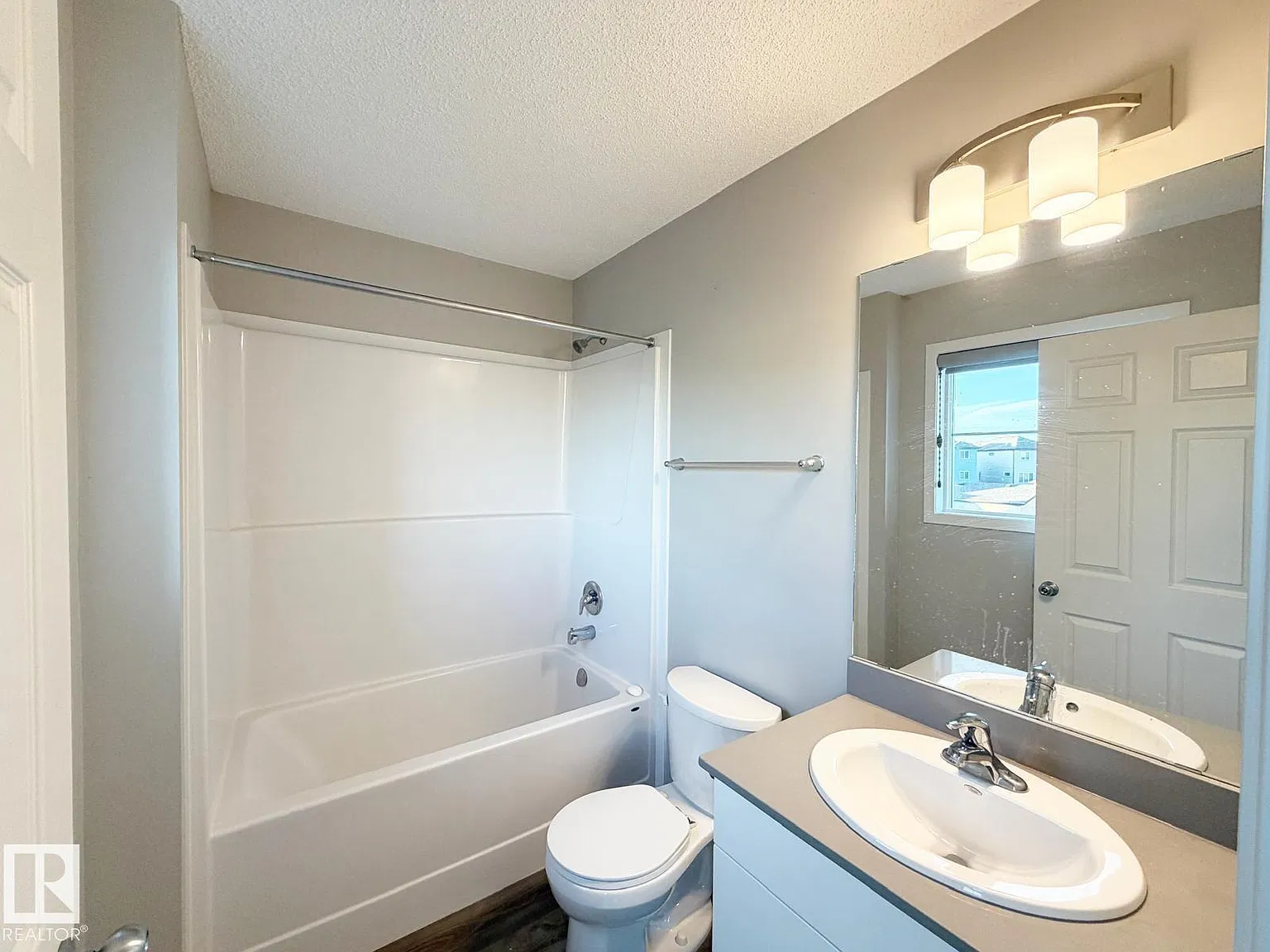 3 bed, 2.5 bath, 1521 sqft, $2,200 — Photo 4