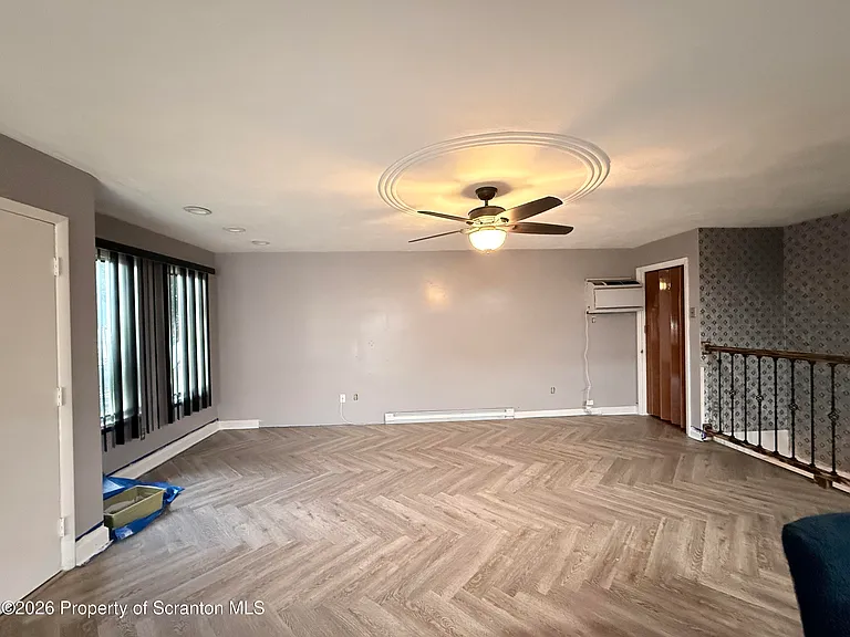 328 Crown Ave — Photo 3