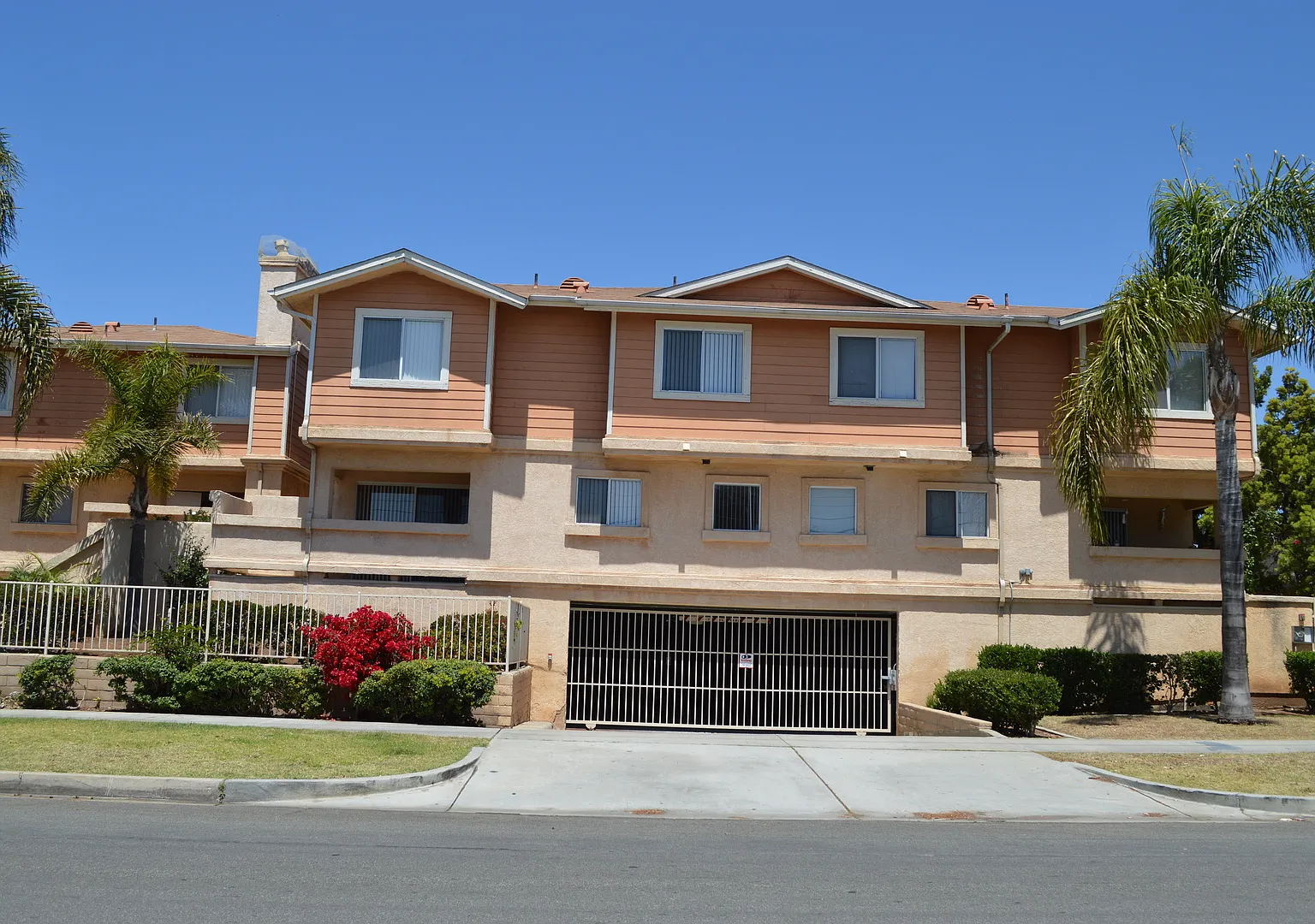 2 BR, 1 and 1/2 BA Condo with 2 Parking Space — Photo 1