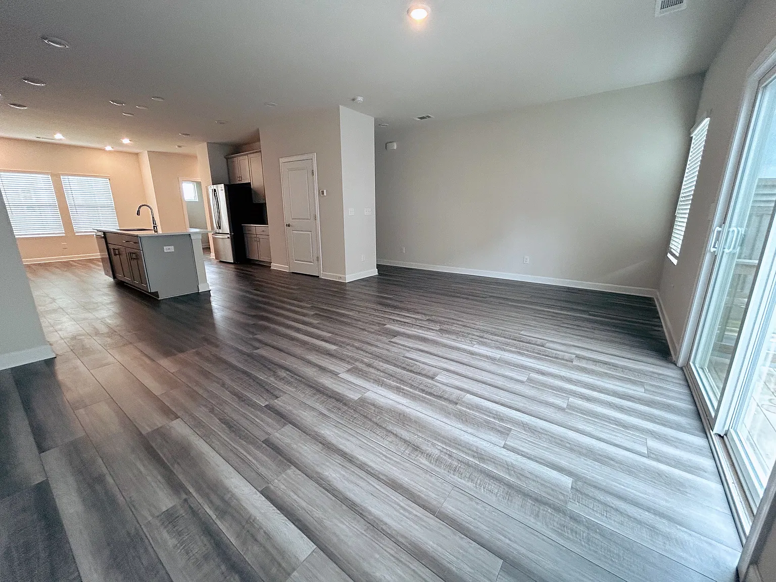 4 bed, 2003 sqft, $2,235 — Photo 4