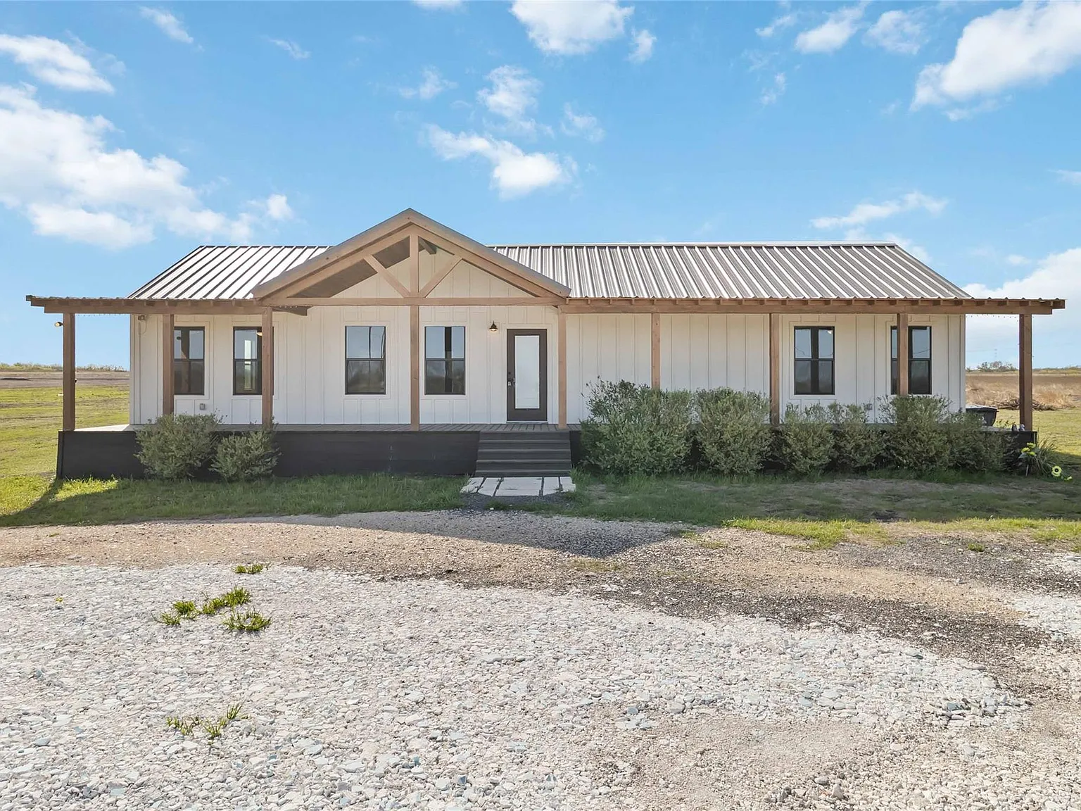 4 bed, 2.0 bath, 1560 sqft, $2,400 — Photo 1