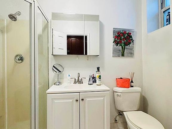 5th image of 667 Henry St APT 2R