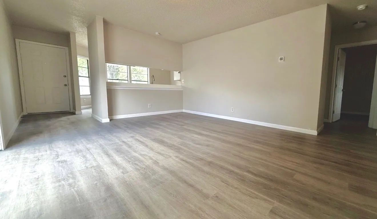 3 bed, 912 sqft, $1,300 — Photo 3