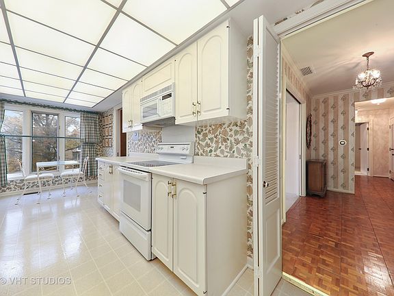 4th image of 1 Oak Brook Club Dr APT A305