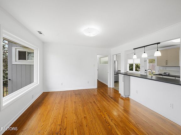 4th image of 957 Bluff View Rd