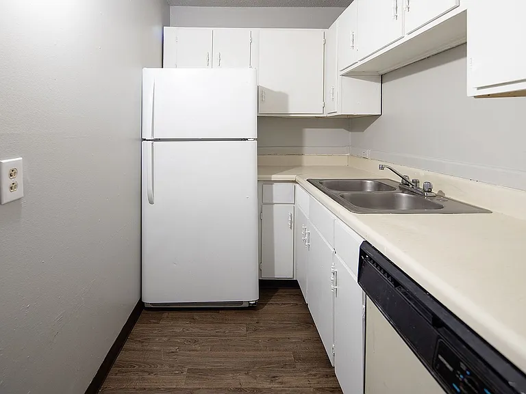 Lynnwood Garden Apartments — Photo 28