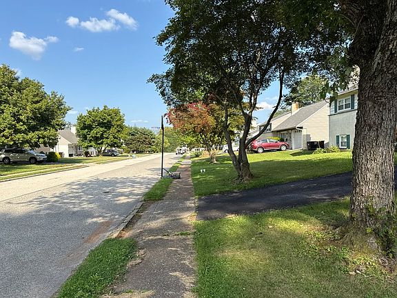4th image of 582 Charles Dr