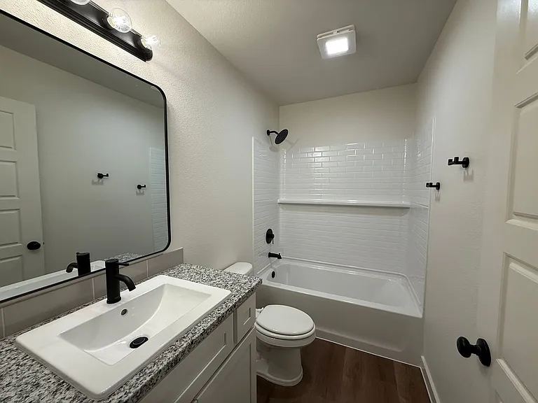 1305 N Chicago Ave — Photo 7
