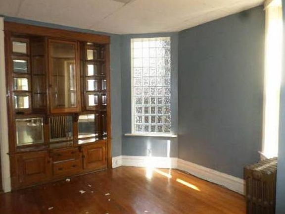 4th image of 718 W Oakdale Ave